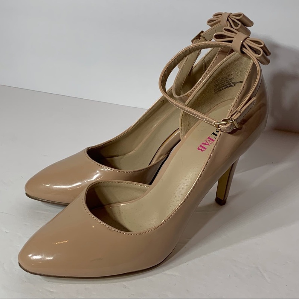 EUC Shoedazzle Ankle Strap Classic Pointed‎ Nude Heel With Bow Embellishment